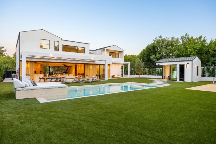 Modern,Luxury,Home,With,A,Pool,And,Spacious,Backyard,Featuring